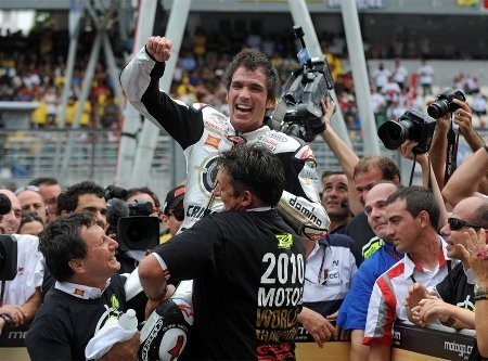 Toni Elías, world motorcycling champion, wins the Master in Sports Management scholarship