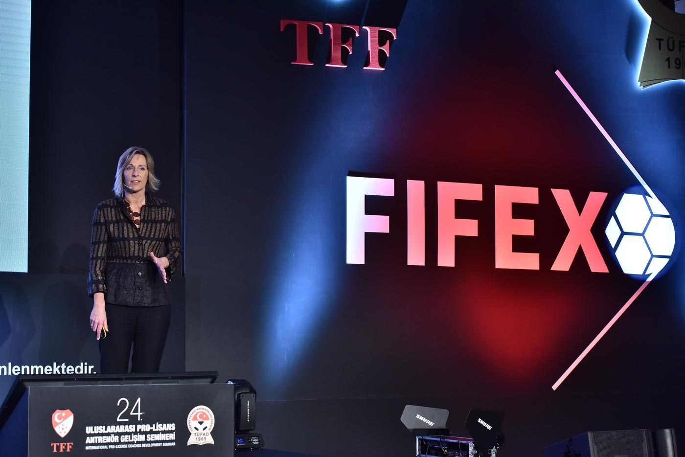 Johan Cruyff Institute recibe el premio a la ‘Mayor Contribución a la formación en Administración del Fútbol’, en FIFEX