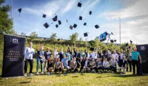 Valor, concienciación y compromiso: la inspiración de Johan Cruyff, presente en las graduaciones de Johan Cruyff Institute