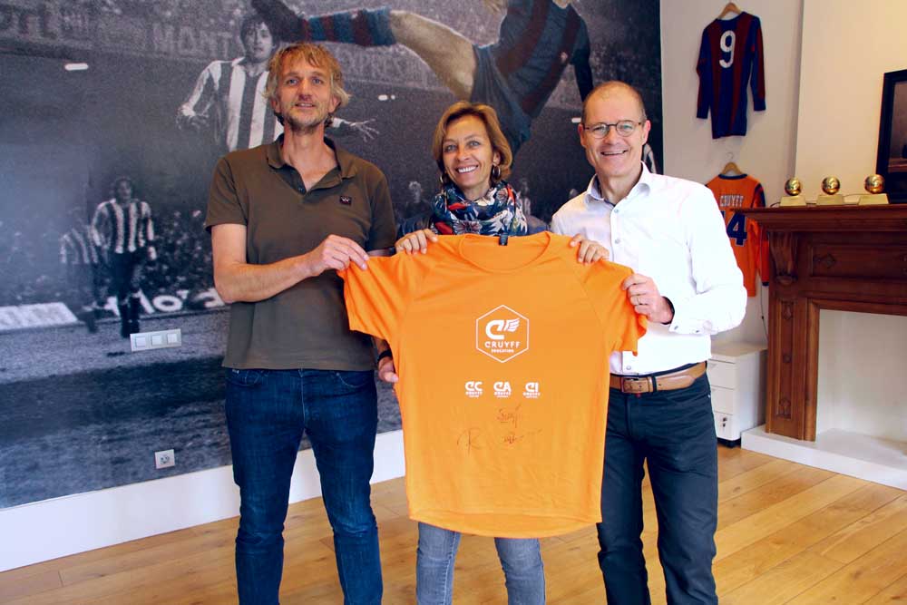 Symbolic signing of the agreements in the presence of Susila Cruyff an Johan Cruyff Academy Groningen.