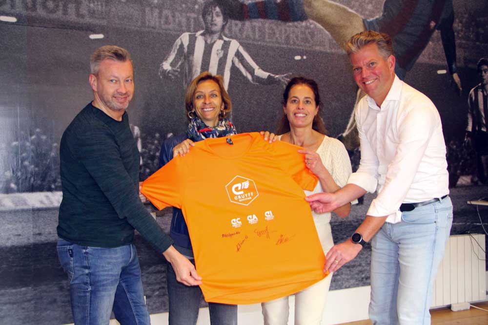 Symbolic signing of the agreements in the presence of Susila Cruyff an Johan Cruyff Academy Tilburg.