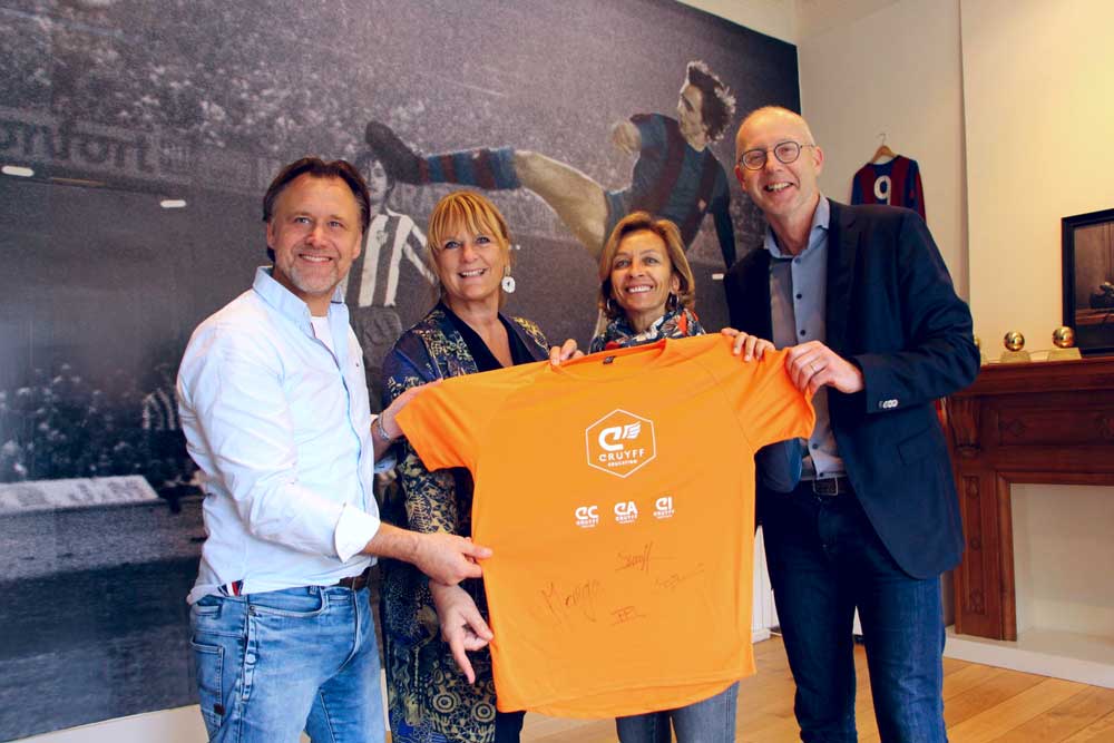 Firma simbólica de los acuerdos en presencia de Susila Cruyff y representantes de Johan Cruyff College Enschede.
