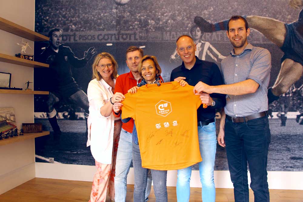 Symbolic signing of the agreements in the presence of Susila Cruyff an Johan Cruyff College Groningen.
