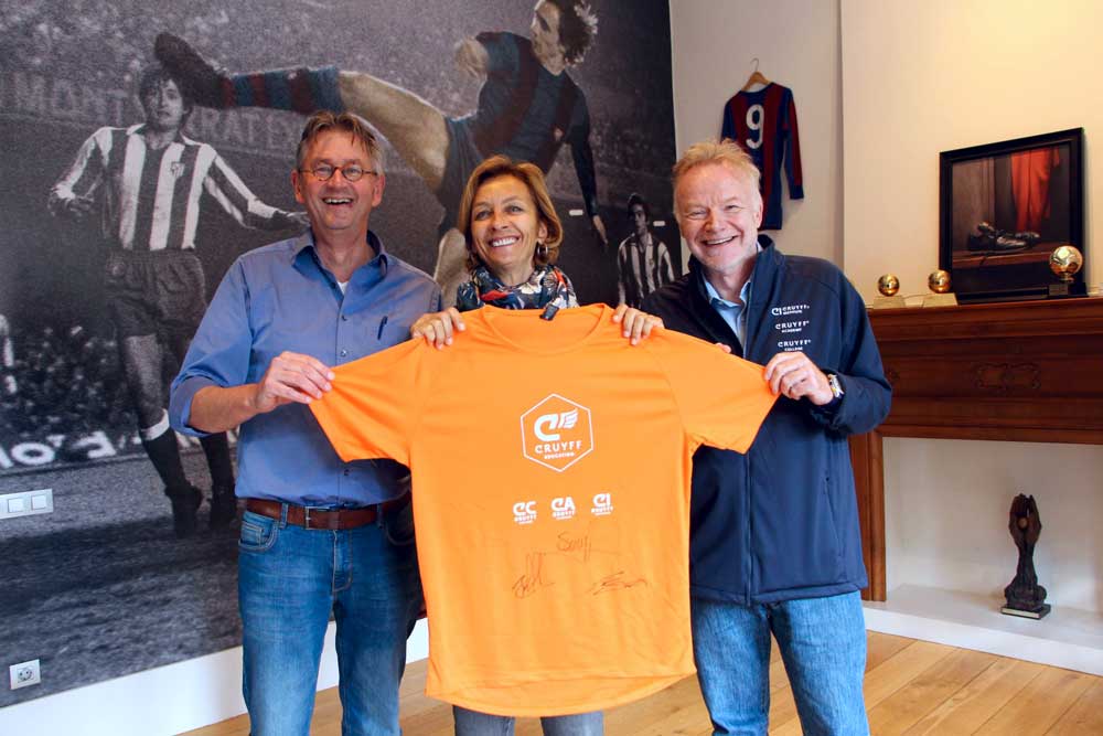 Firma simbólica de los acuerdos en presencia de Susila Cruyff y representantes de Johan Cruyff College Roosendaal.