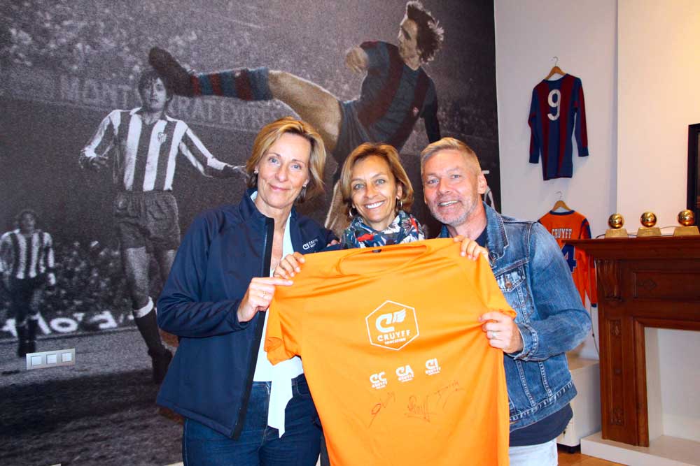 Firma simbólica de los acuerdos en presencia de Susila Cruyff y representantes de Johan Cruyff Institute Amsterdam.