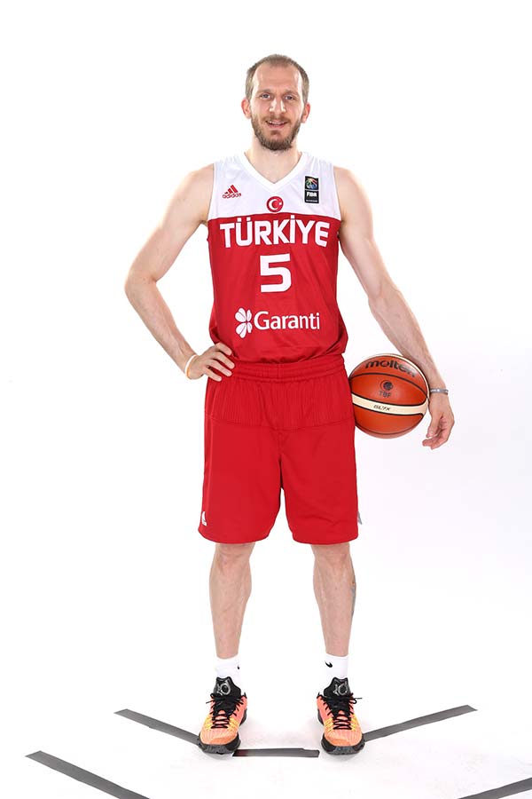 Sinan Güler - continuando un legado familiar en el baloncesto - Johan Cruyff Institute