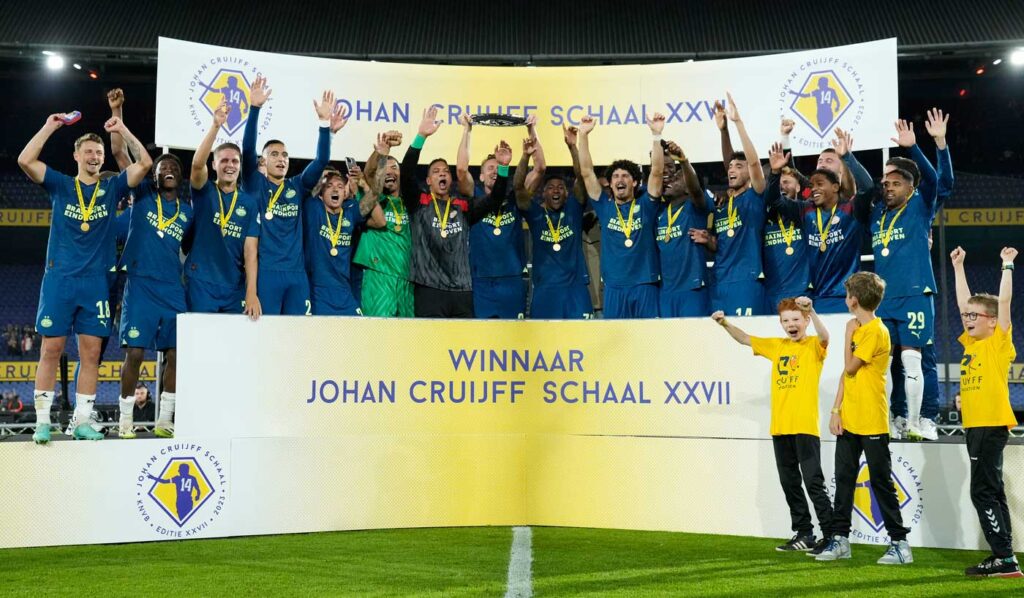 Johan Cruyff Institute ofrecerá dos becas para un Diploma especializado online en el sector deportivo en la Johan Cruyff Shield 2024.