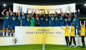 Johan Cruyff Institute will offer two scholarships for a specialized online course in the sports sector at the Johan Cruyff Shield 2024.