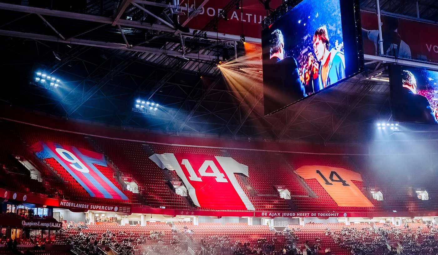 Cruyff Education en el estreno de la docuserie "Cruyff" en un Johan Cruyff Arena repleto